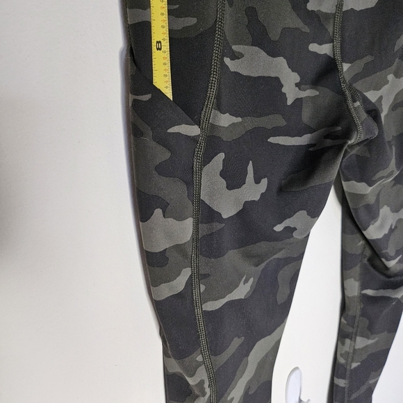 VGUC Athleta Ultimate 7/8 Tight Camo Green Black Small Pocket - Picture 7 of 14